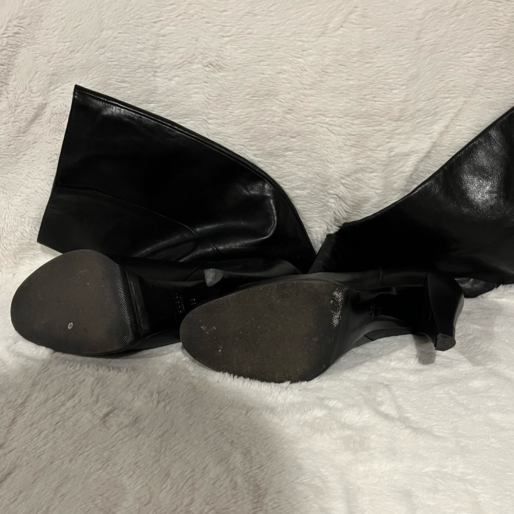Gucci leather tall boots. Bee detail on one boot. See pics. Womens 9B. Great con - Picture 4 of 7